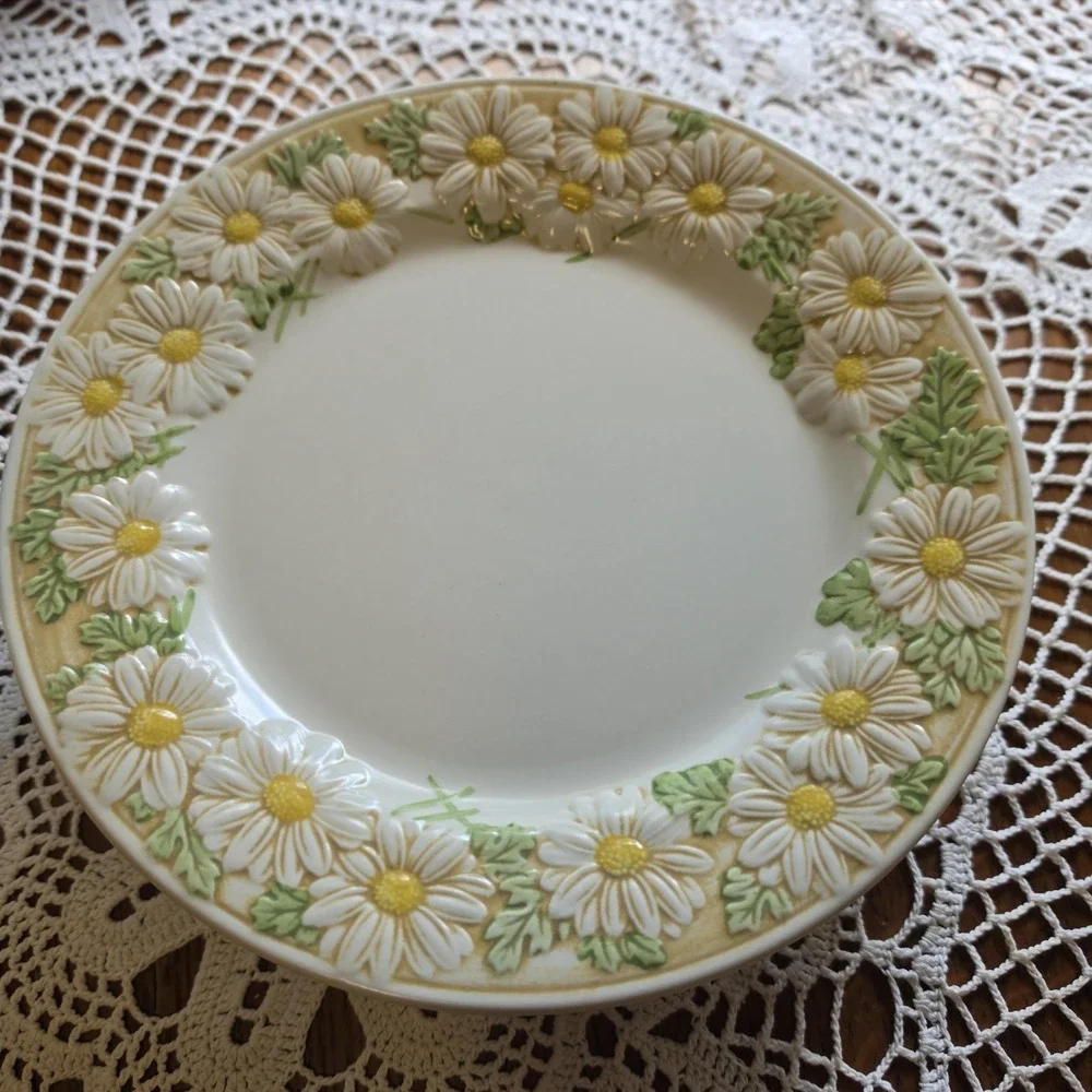 Set 8 Vintage METLOX Poppytrail Sculptured Daisy Dinner Plates 10.5